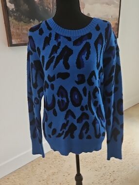 SUGAR + LIPS Blue Leopard Print Crewneck Sweater. Size L
